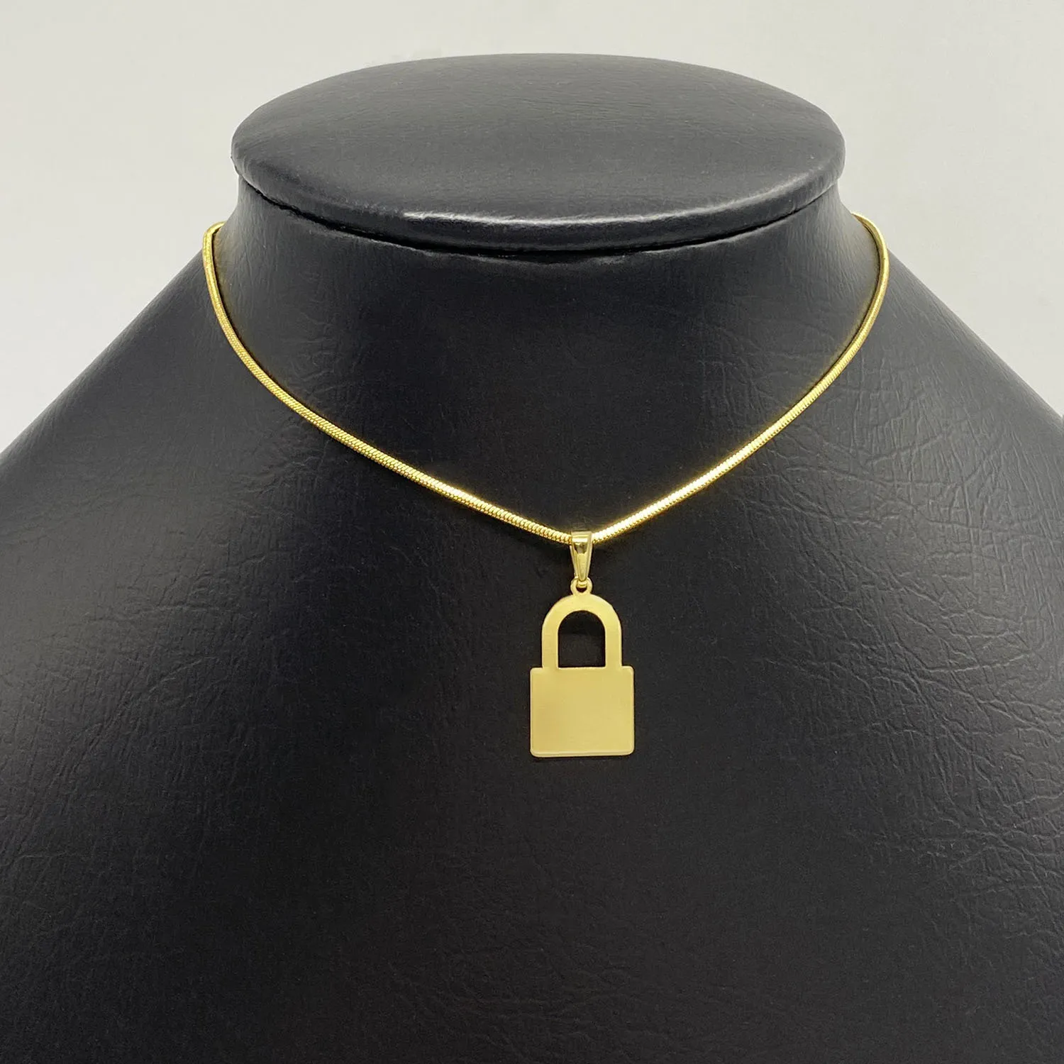 Pingente Cadeado Liso (2,2cmX1,4cm) (1,3g) (Banho Ouro 18k) - Image 2