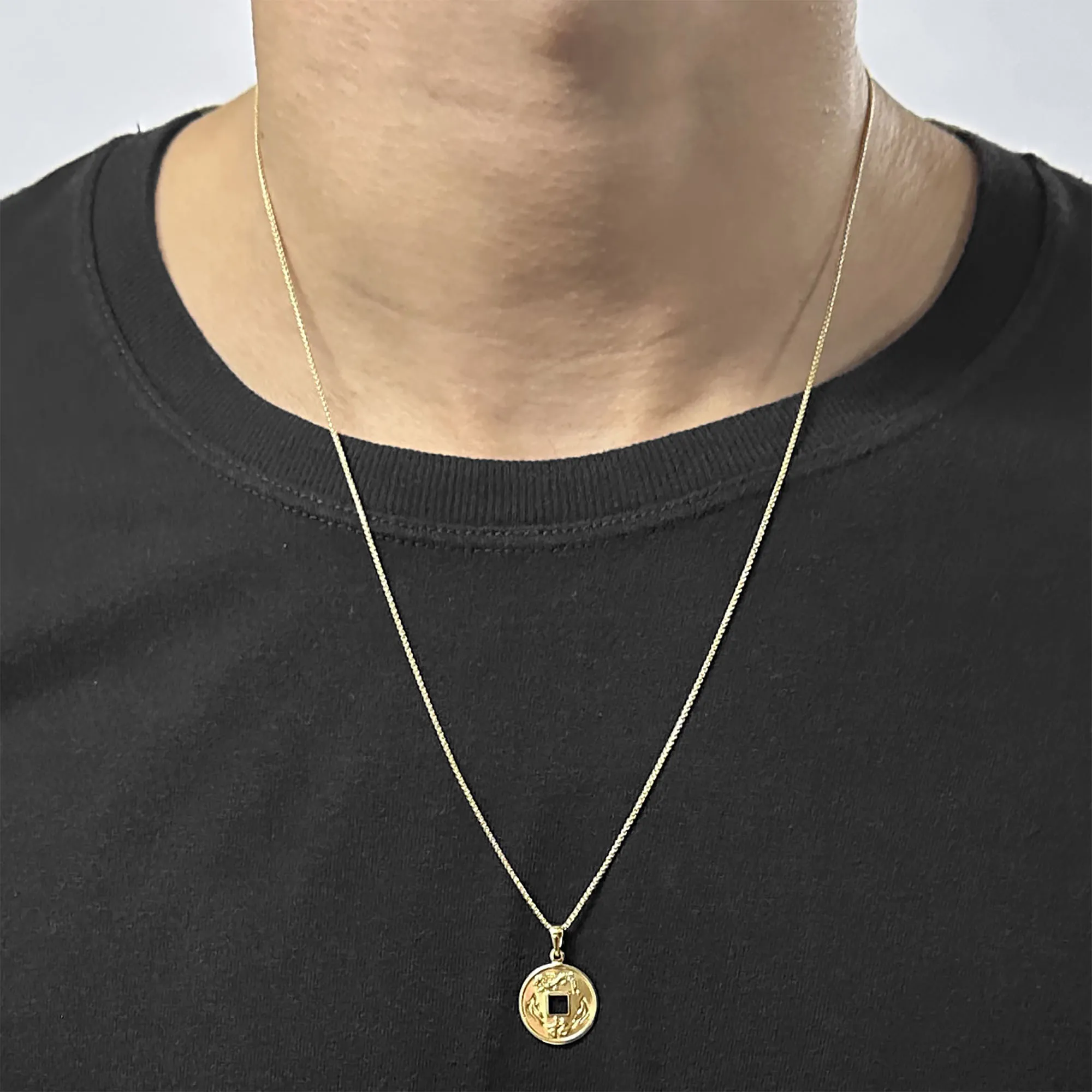 Pingente Moeda Da Sorte Japonesa (2cmX1,8cm) (1,6g) (Banho Ouro 18k)