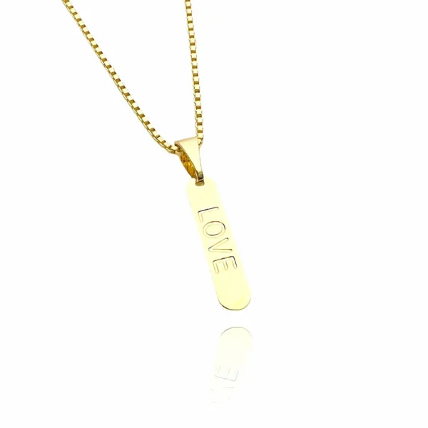 Pingente Placa "Love" (2,2cmX0,6cm) (1,2g) (Banho Ouro 18k) - Image 2